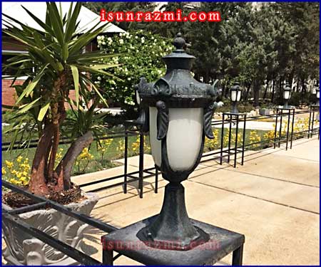چراغ سرستونی ۶۰۷ نصب شده در یک باغ ویلایی سرسبز